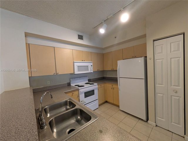 8060 N Nob Hill Road 101, Tamarac, FL 33321