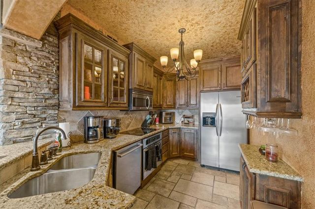 1111 W 46th Street 12, Kansas City, MO 64112