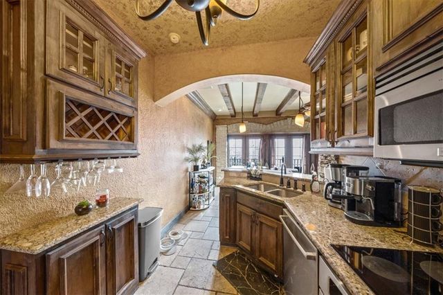 1111 W 46th Street 12, Kansas City, MO 64112