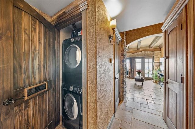 1111 W 46th Street 12, Kansas City, MO 64112