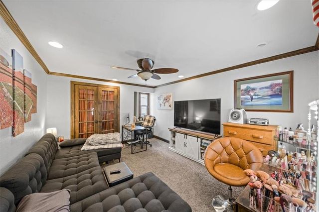 1111 W 46th Street 12, Kansas City, MO 64112