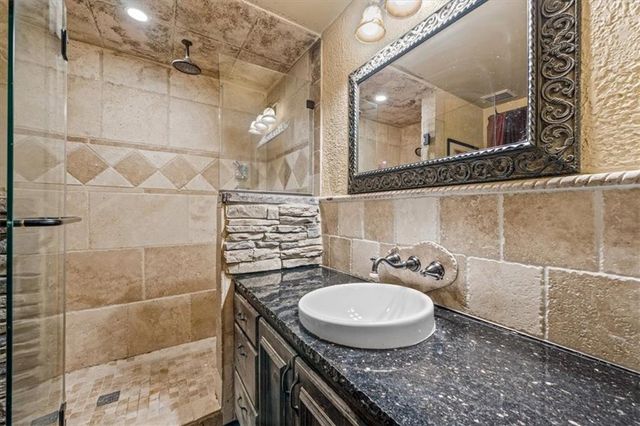 1111 W 46th Street 12, Kansas City, MO 64112