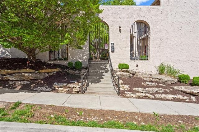 1111 W 46th Street 12, Kansas City, MO 64112