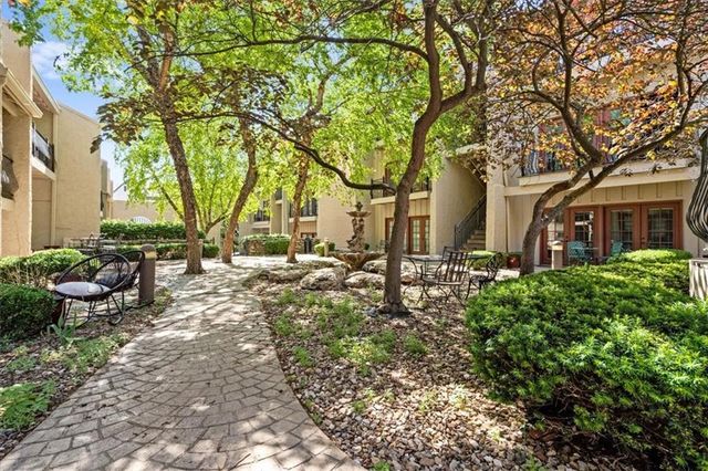 1111 W 46th Street 12, Kansas City, MO 64112