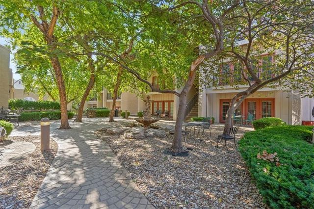 1111 W 46th Street 12, Kansas City, MO 64112