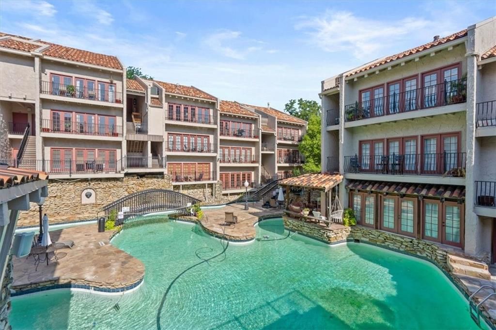 1111 W 46th Street 12, Kansas City, MO 64112