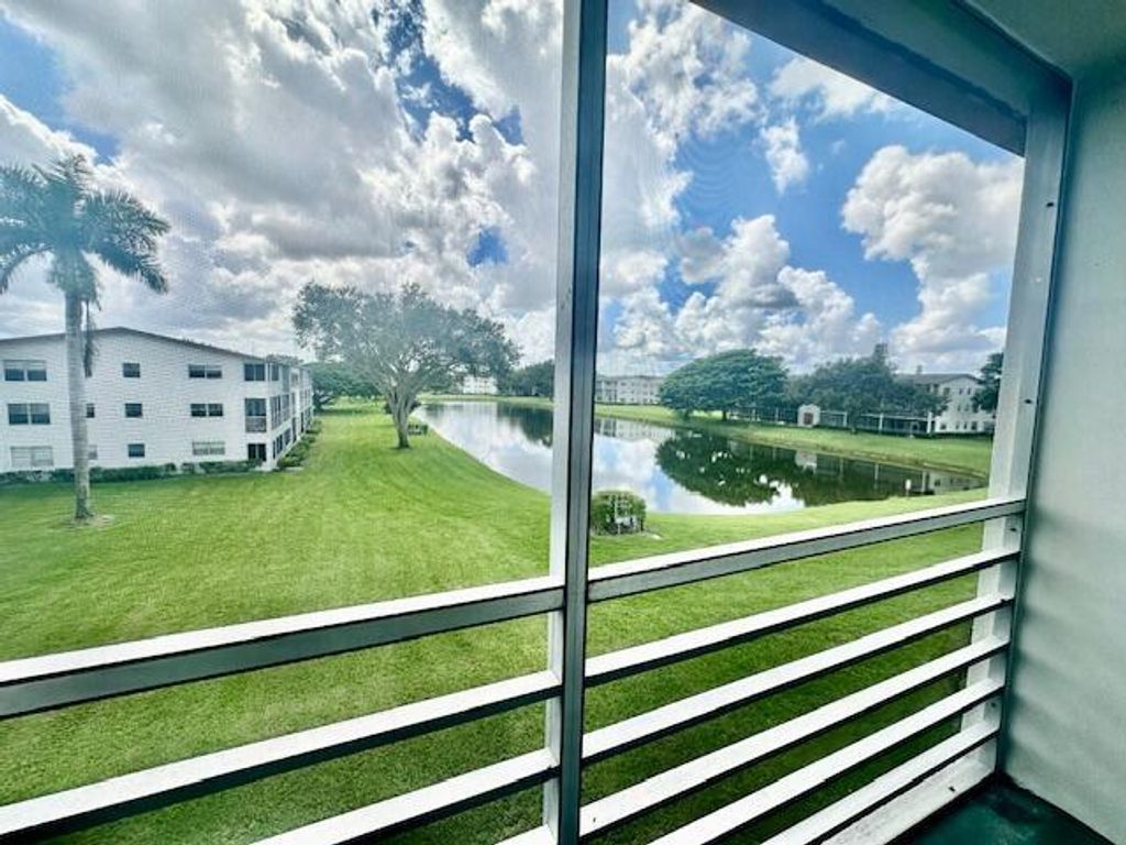 Image 11 of property listing at 583 Fanshaw N, Boca Raton, FL 33434