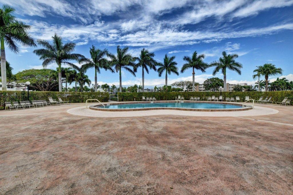 Image 13 of property listing at 583 Fanshaw N, Boca Raton, FL 33434