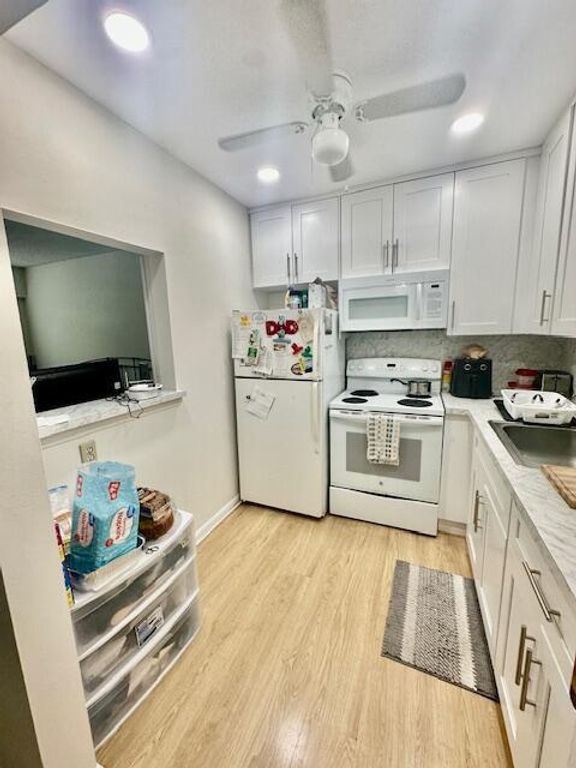 Image 3 of property listing at 583 Fanshaw N, Boca Raton, FL 33434