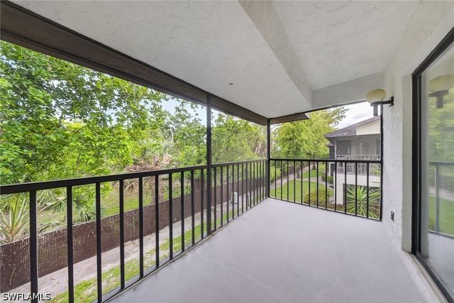 5270 Treetops DR J201, Naples, FL 34113