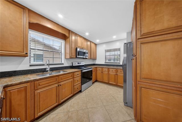 5270 Treetops DR J201, Naples, FL 34113