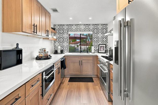 126 Avellino Circle, Palm Desert, CA 92211