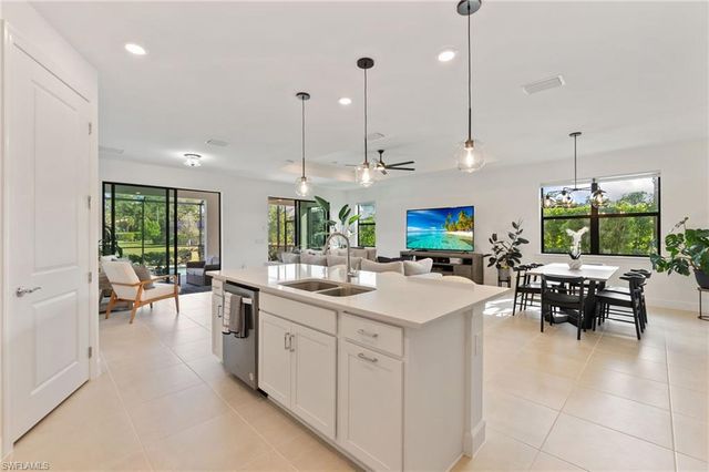 10494 Ventana LN, Naples, FL 34120