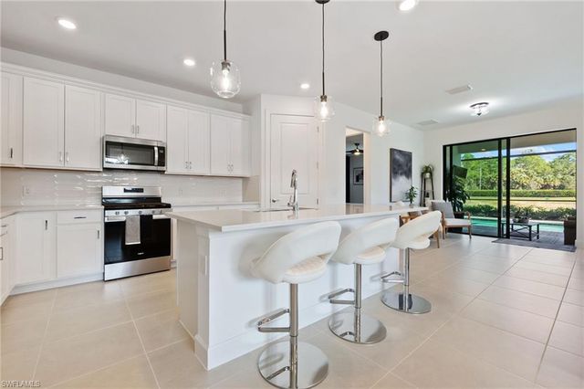 10494 Ventana LN, Naples, FL 34120