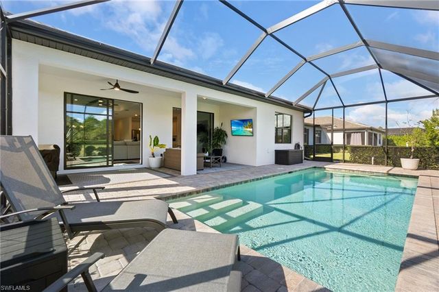 10494 Ventana LN, Naples, FL 34120