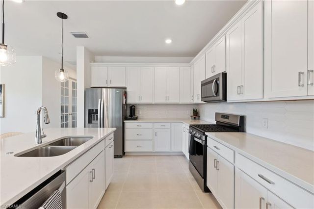 10494 Ventana LN, Naples, FL 34120