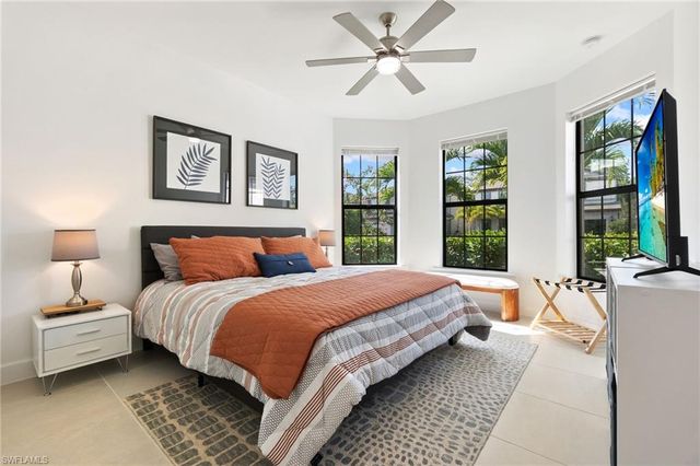 10494 Ventana LN, Naples, FL 34120