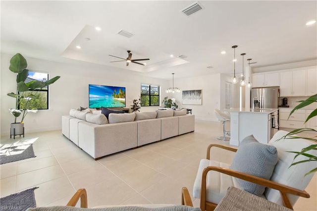 10494 Ventana LN, Naples, FL 34120