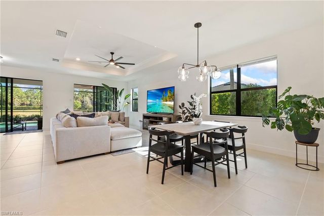 10494 Ventana LN, Naples, FL 34120