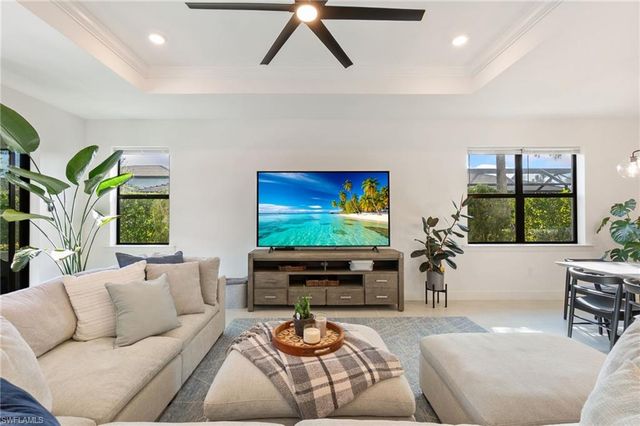 10494 Ventana LN, Naples, FL 34120