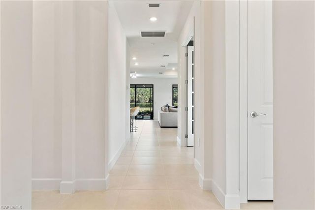 10494 Ventana LN, Naples, FL 34120