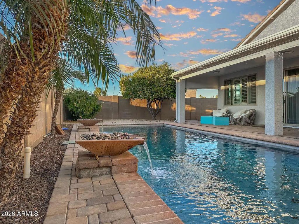 16398 N OACHS Drive, Surprise, AZ 85374 — photo 2