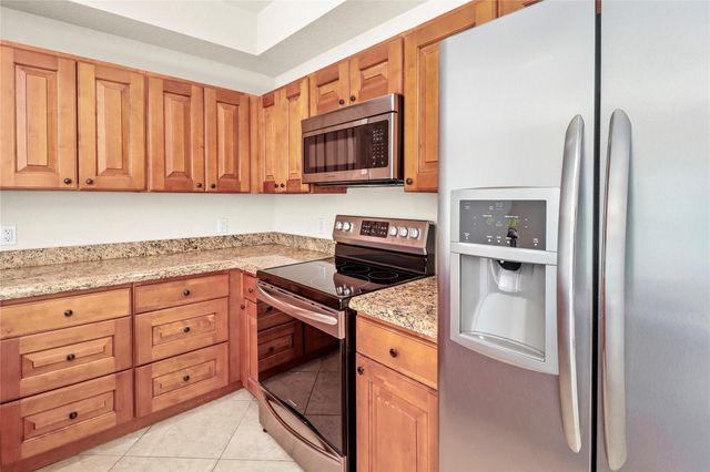 37 SE 3rd Avenue, Hallandale Beach, FL 33009