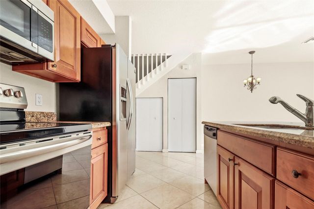 37 SE 3rd Avenue, Hallandale Beach, FL 33009