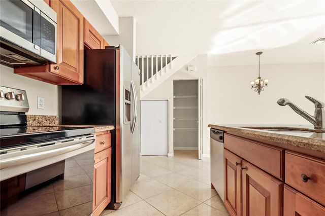 37 SE 3rd Avenue, Hallandale Beach, FL 33009