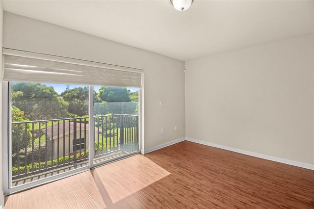 37 SE 3rd Avenue, Hallandale Beach, FL 33009