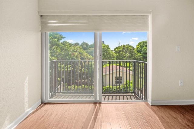 37 SE 3rd Avenue, Hallandale Beach, FL 33009