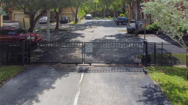 37 SE 3rd Avenue, Hallandale Beach, FL 33009