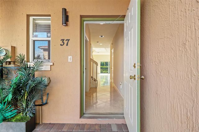 37 SE 3rd Avenue, Hallandale Beach, FL 33009