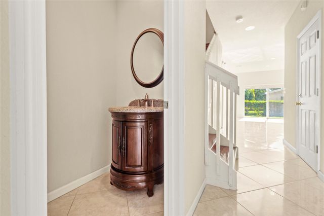 37 SE 3rd Avenue, Hallandale Beach, FL 33009