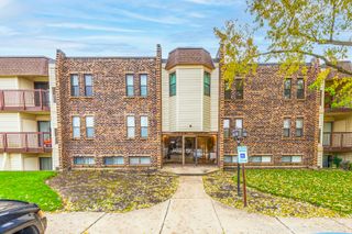 2218 COUNTRY CLUB Drive 21, Woodridge, IL 60517