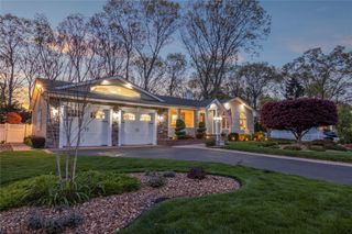 8 Raven Drive, Commack, NY 11725