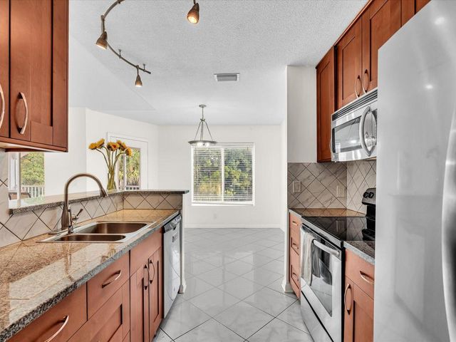 815 W Boynton Beach Boulevard 16-205, Boynton Beach, FL 33426