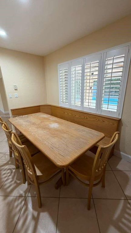 Image 13 of property listing at 2271 SW 30th Ter, Fort Lauderdale, FL 33312