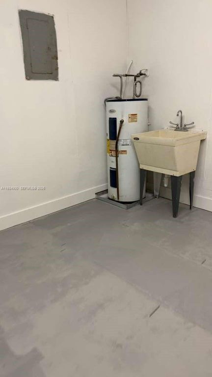 Image 15 of property listing at 2271 SW 30th Ter, Fort Lauderdale, FL 33312