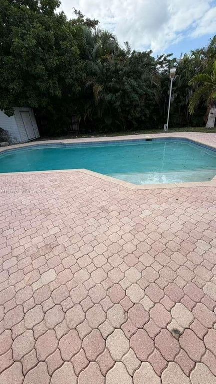 Image 16 of property listing at 2271 SW 30th Ter, Fort Lauderdale, FL 33312