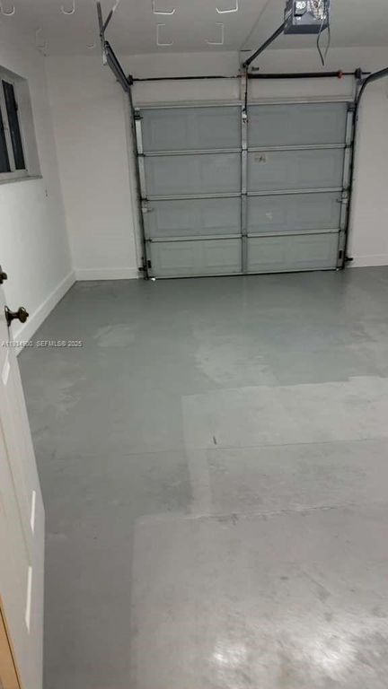 Image 18 of property listing at 2271 SW 30th Ter, Fort Lauderdale, FL 33312