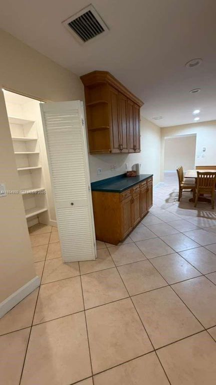 Image 21 of property listing at 2271 SW 30th Ter, Fort Lauderdale, FL 33312