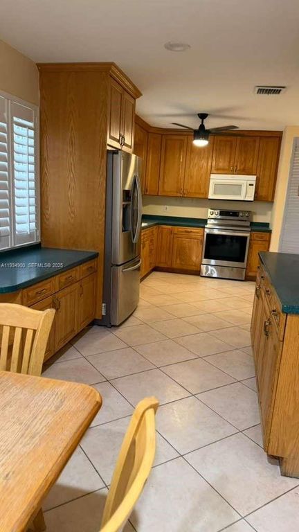 Image 22 of property listing at 2271 SW 30th Ter, Fort Lauderdale, FL 33312