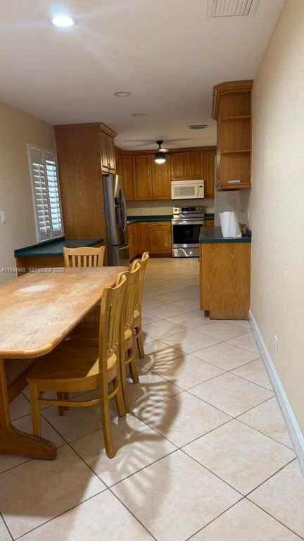 Image 23 of property listing at 2271 SW 30th Ter, Fort Lauderdale, FL 33312