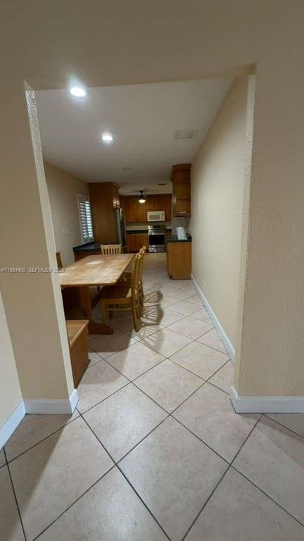 Image 24 of property listing at 2271 SW 30th Ter, Fort Lauderdale, FL 33312