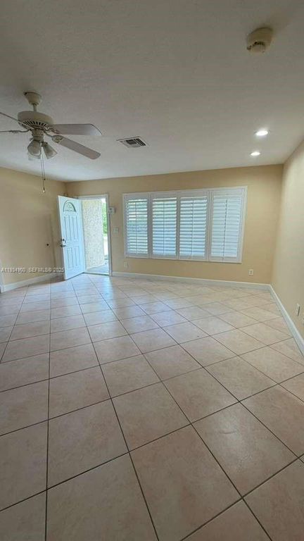 Image 27 of property listing at 2271 SW 30th Ter, Fort Lauderdale, FL 33312