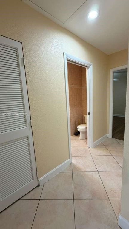 Image 28 of property listing at 2271 SW 30th Ter, Fort Lauderdale, FL 33312