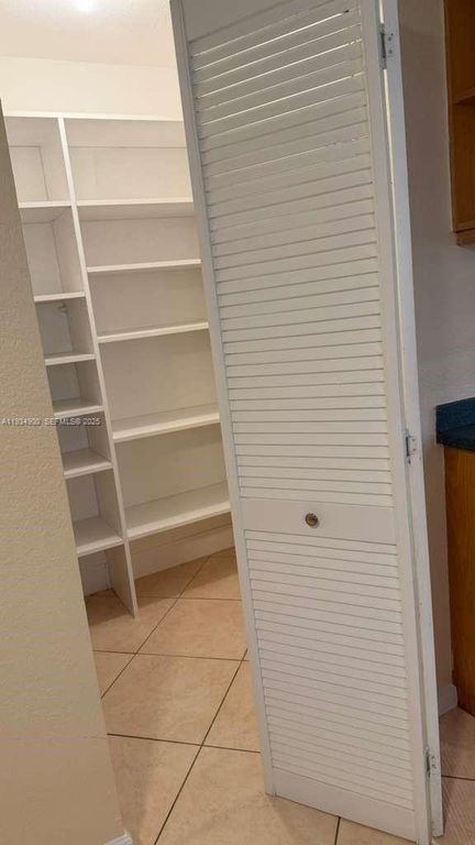 Image 29 of property listing at 2271 SW 30th Ter, Fort Lauderdale, FL 33312