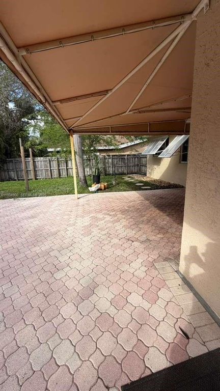 Image 3 of property listing at 2271 SW 30th Ter, Fort Lauderdale, FL 33312