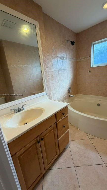 Image 33 of property listing at 2271 SW 30th Ter, Fort Lauderdale, FL 33312